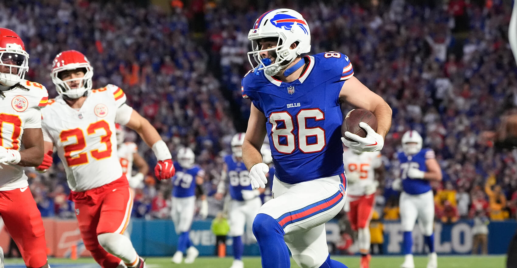 Nov 2, 2025; Orchard Park, New York, USA; Buffalo Bills tight end Dalton Kincaid (86) runs with the ball in the second quarter against the Kansas City Chiefs at Highmark Stadium. Mandatory Credit: Gregory Fisher-Imagn Images