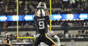 Nov 8, 2025; Nashville, Tennessee, USA; Vanderbilt Commodores tight end Eli Stowers (9) makes a catch against the Auburn Tigers during the second half at FirstBank Stadium. Mandatory Credit: Steve Roberts-Imagn Images