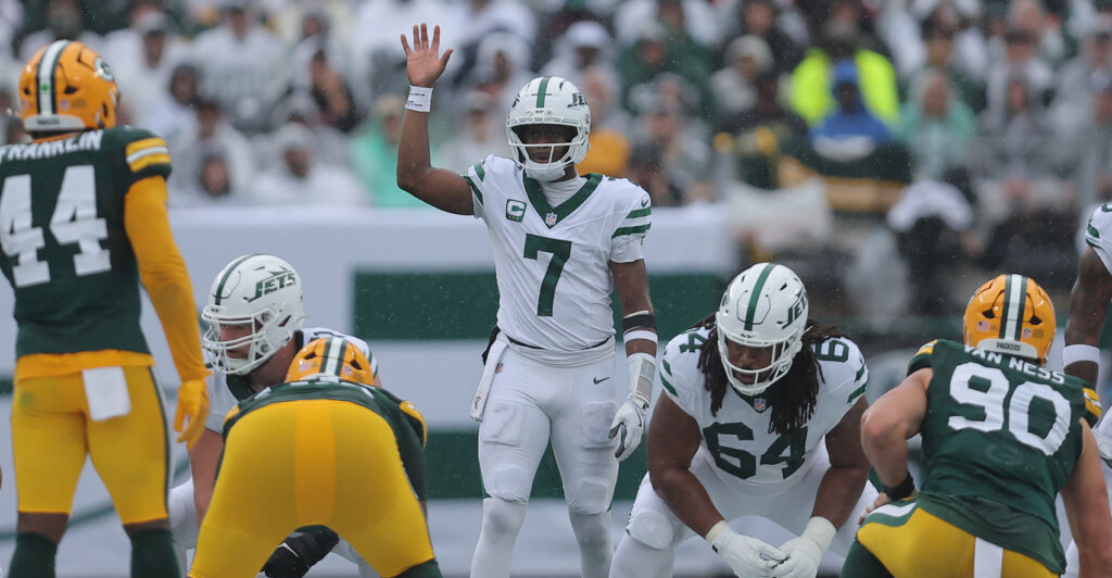 Sep 20, 2026; East Rutherford, New Jersey, USA; New York Jets quarterback Geno Smith (7) stands in shot gun formation against the Green Bay Packers during the first quarter at MetLife Stadium. Mandatory Credit: Brad Penner-Imagn Images