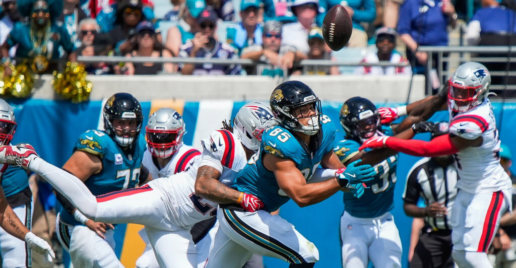 Jacksonville Jaguars tight end Brenton Strange (85) canít hold onto a pass in the first quarter during an NFL football game at EverBank Stadium, Sunday, September 27, 2026, in Jacksonville, Fla. [Doug Engle/Florida Times-Union]